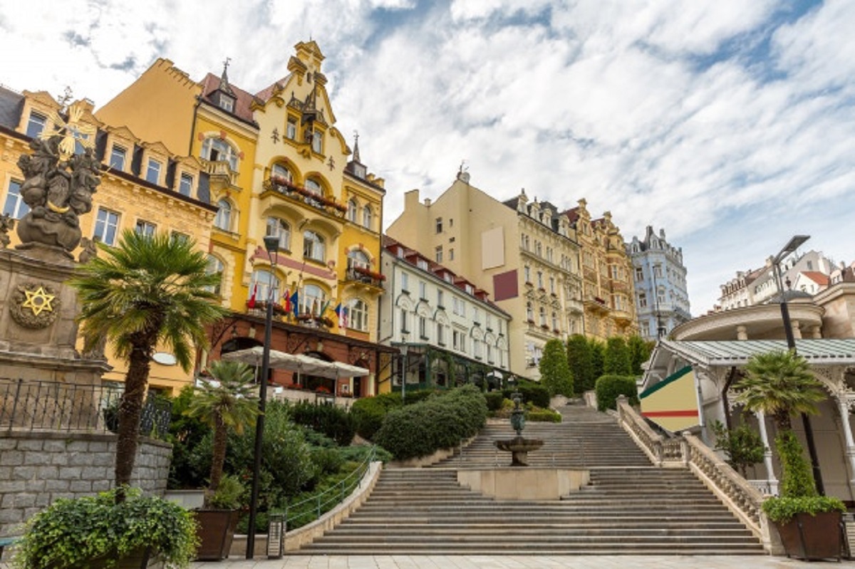 karlovy-vary-downtown_63253-744