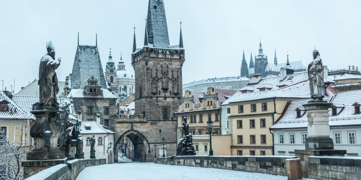 charles bridge winter snow